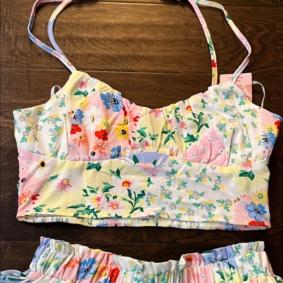Beautiful New 2 piece Spring outfit! - Picture 4 of 9